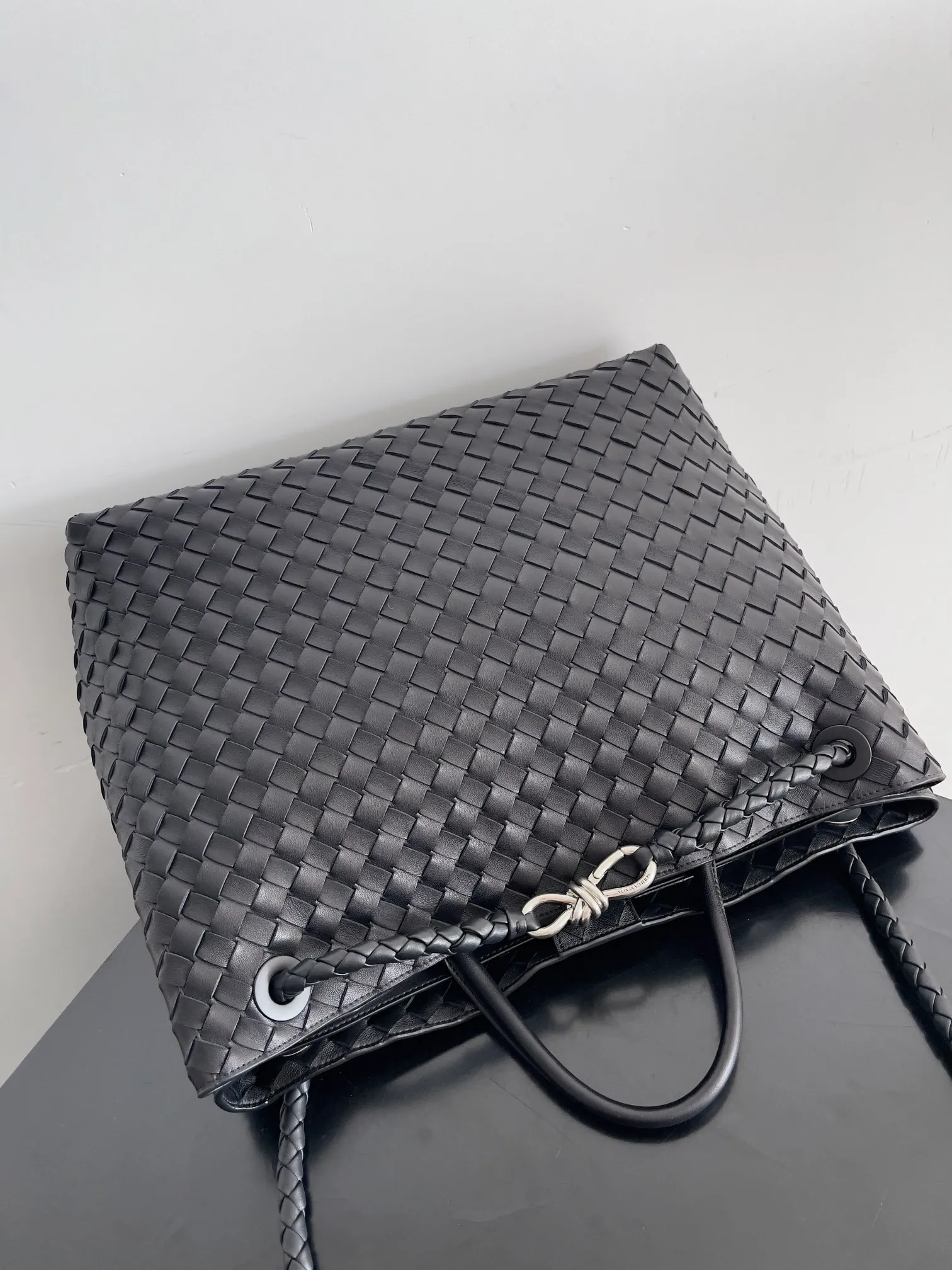 Batch 3760 Recently, the same style of bag that celebrities love is both high-end and practical. Michelle Yeoh, Kim Namjoon, Jing Boran, Tong Liya, Sun Qian, Wu Qianyu, Du Juan, Ma Yili and Bai Baihe are all carrying Bottega Veneta summer series Andiamo handbags. Andiamo has a simple structure and rounded lines. The whole piece is made of Nappa leather. It is comfortable, soft and dynamic. It adds interest to daily life and can be easily matched with various styles. Andiamo handbags are available in three sizes: small, medium and large. There are many colors to choose from, which can meet different needs. You can really carry it whether it is daily or attending events. Style number: 743575 Size: 45*22*34cm